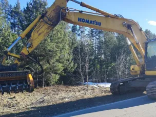 На территории Княгининского муниципального округа начались работы по очистке обочин дорог от деревьев и кустарников.