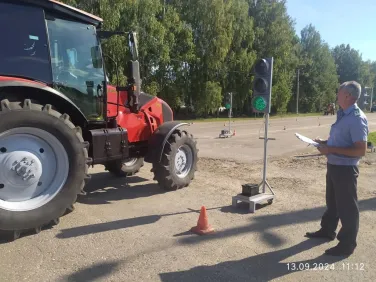 Проведение практических экзаменов на различных самоходных машинах с использованием  прицепа и навесных машин в Починковском районе